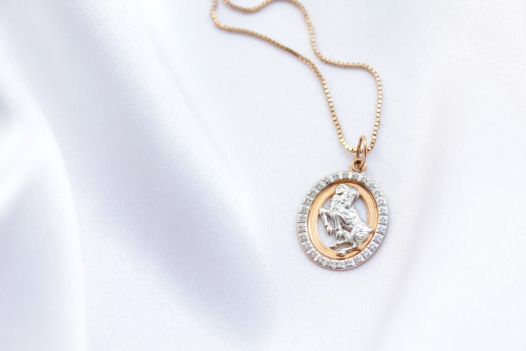 Auksinis pakabukas su zodiako ženklu | Juvelyrikos Erdvė